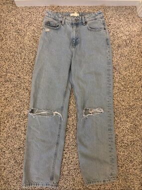 H&M Women’s Size 2 Light Wash Straight Ripped Jeans